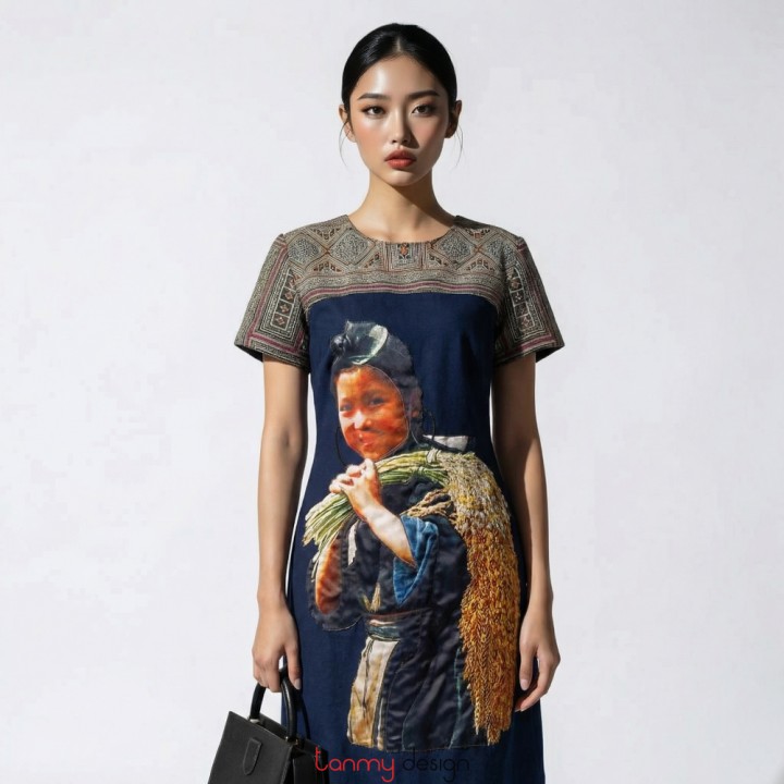 Đầm sợi tre phối thổ cẩm thêu đắp hình cô gái dân tộc cầm bó lúa